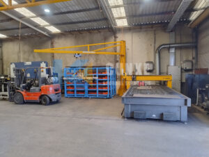 Sheet metal rack with jib crane